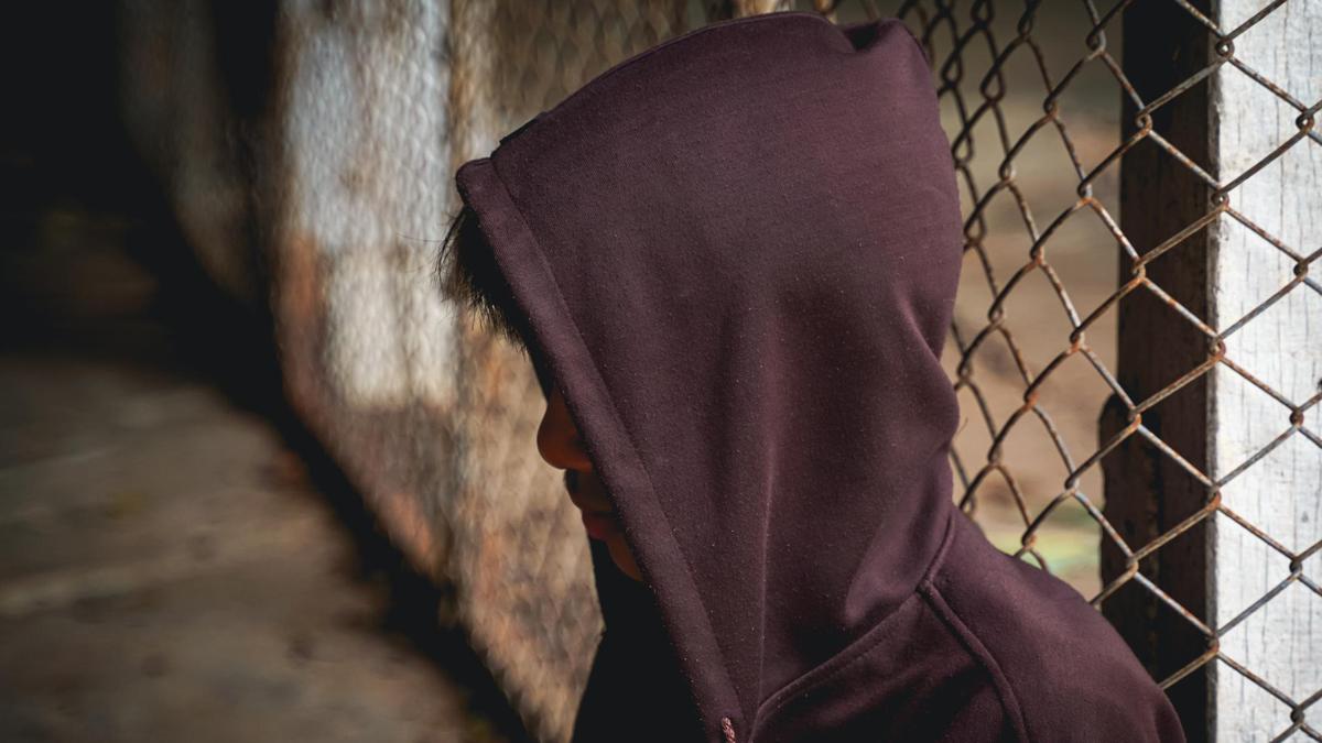 Подросток возле забора