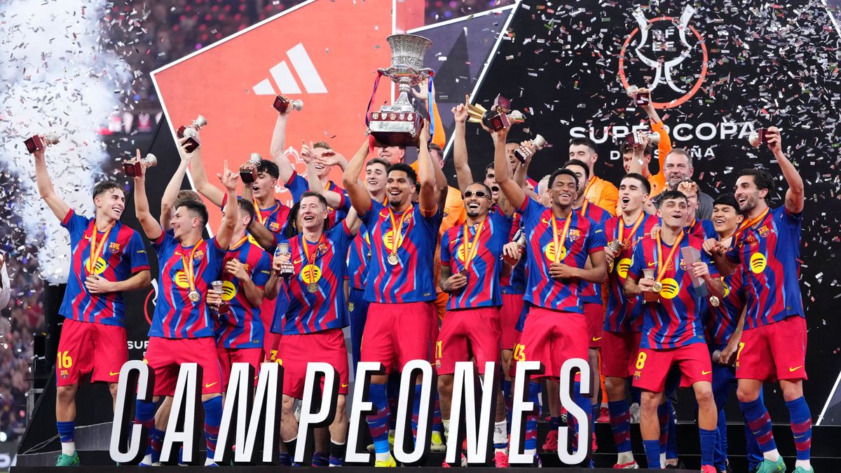 Футболисты "Барселоны" с Суперкубком Испании