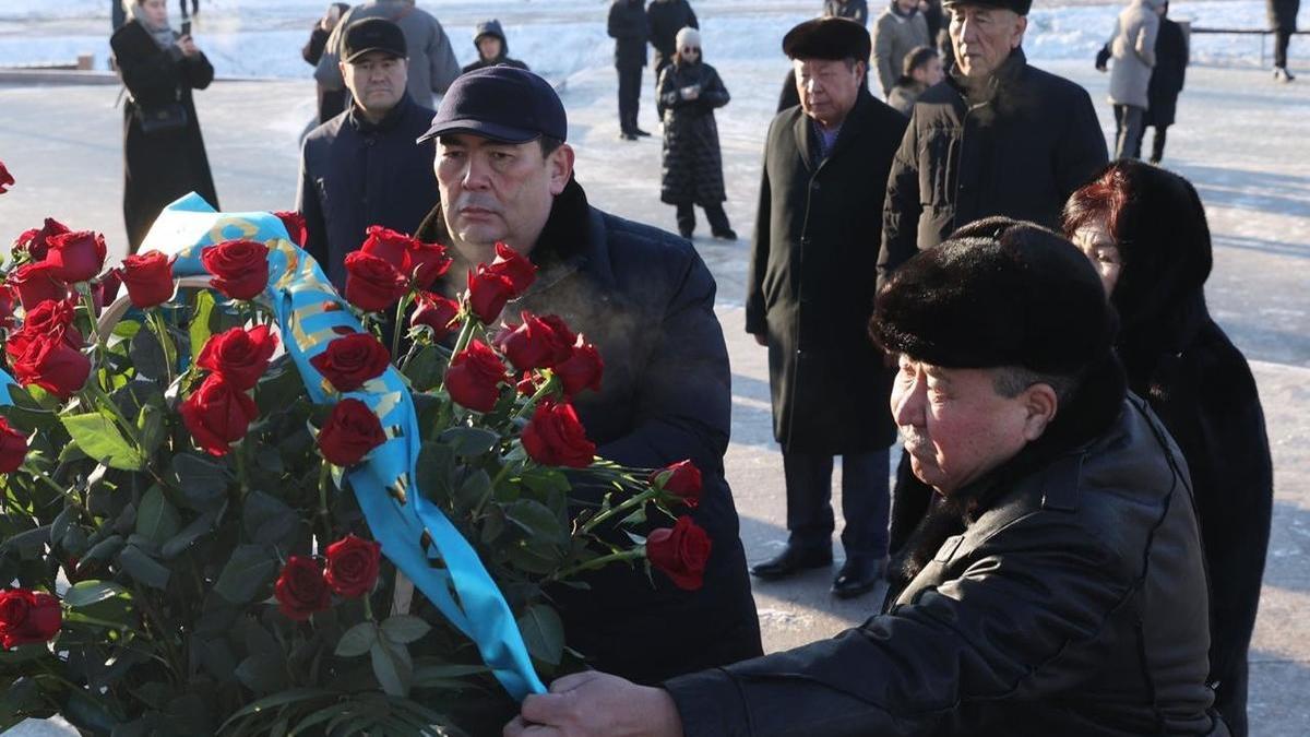 "Тәуелсіз Қазақстан" монументі мен Қайрат Рысқұлбеков ескерткішіне гүл шоқтары қойылды "Тәуелсіз Қазақстан" монументі мен Қайрат Рысқұлбеков ескерткішіне гүл шоқтары қойылды