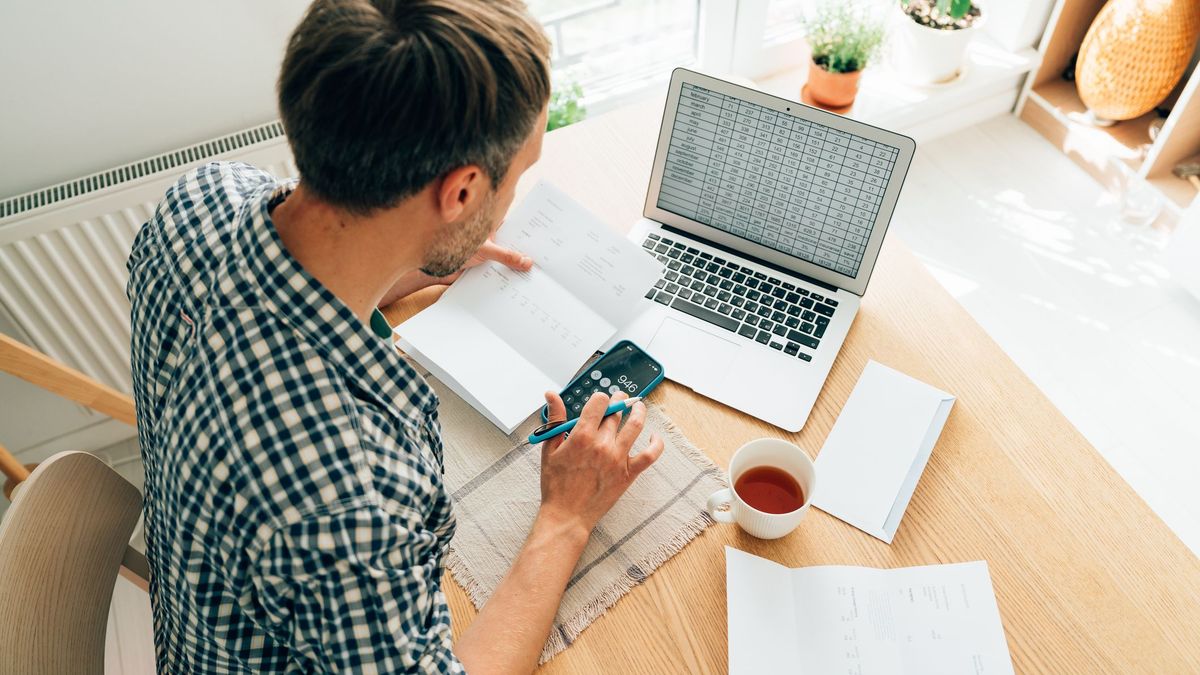 Мужчина за ноутбуком