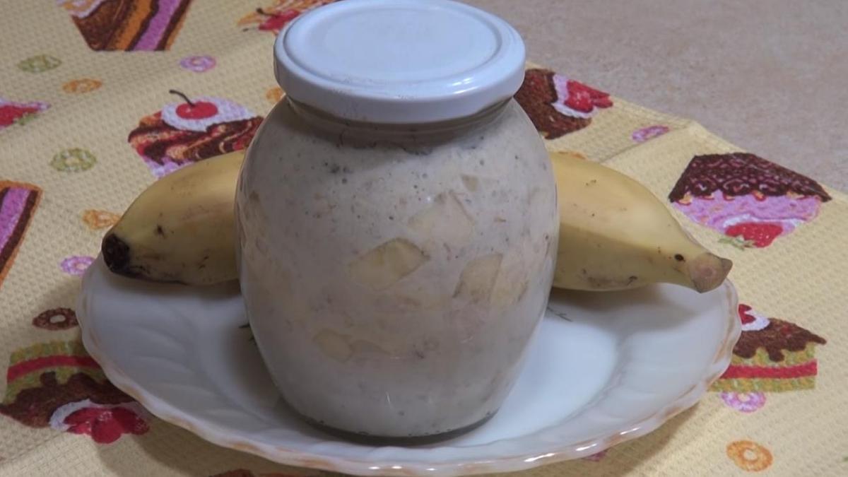 Приготовленная овсянка в банке