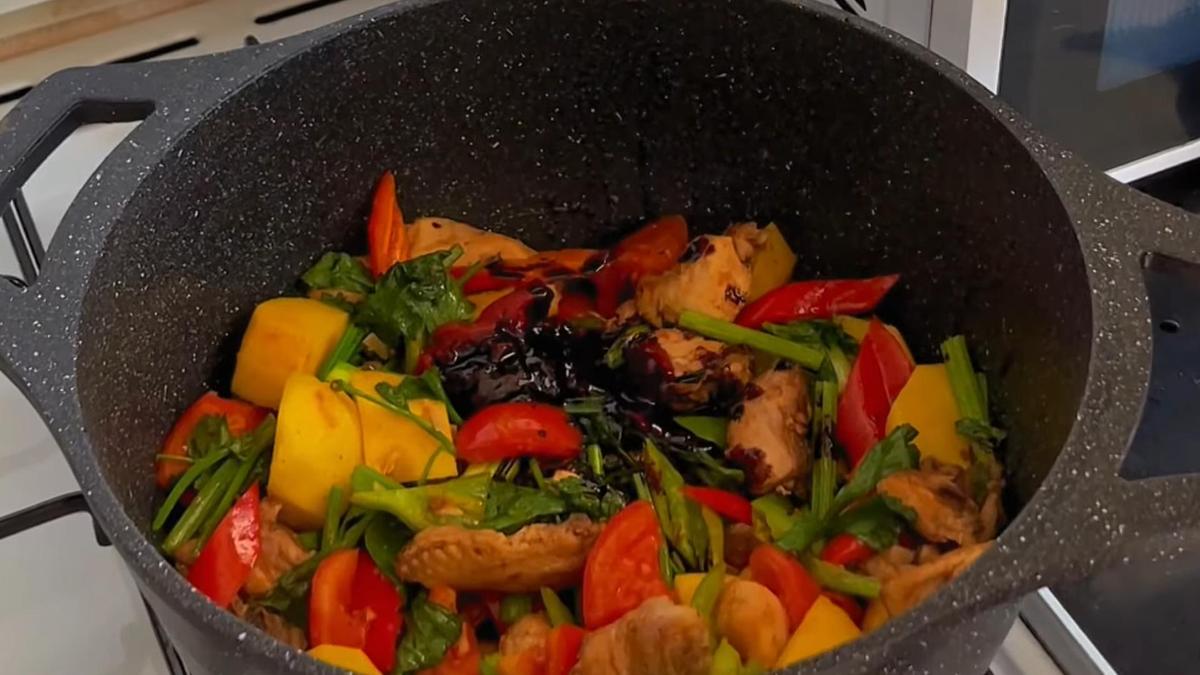 В казане овощи, мясо и зелень