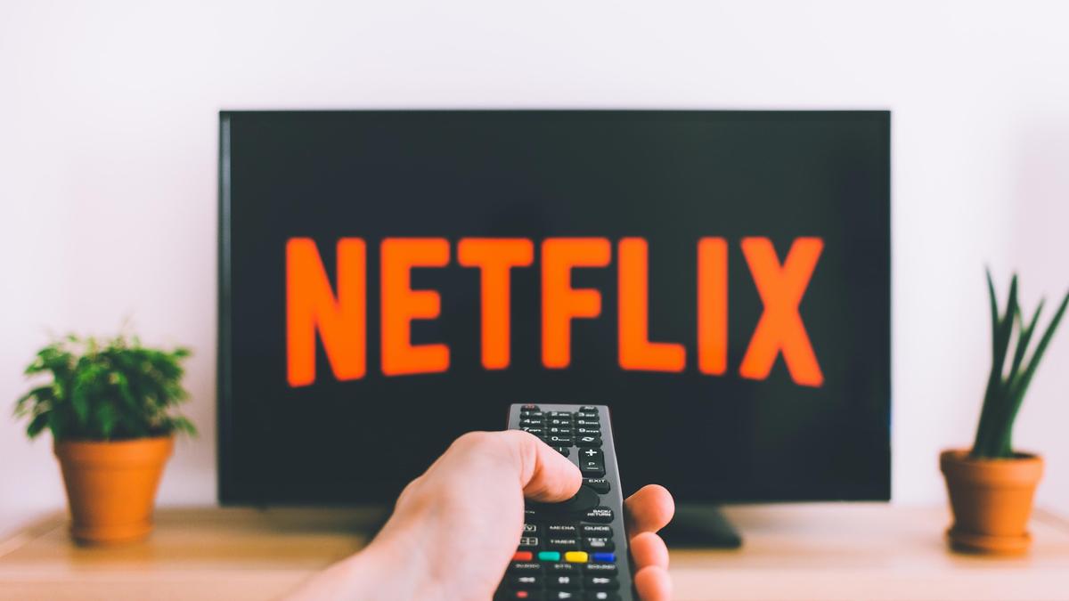 Надпись Netflix на телевизоре