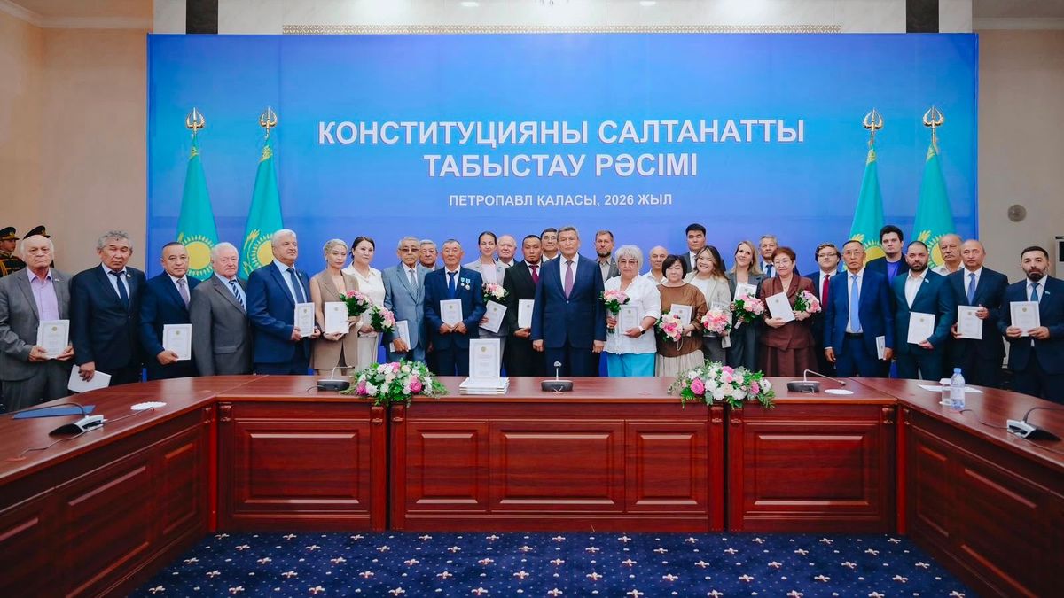 Церемония вручения специальных изданий новой Конституции