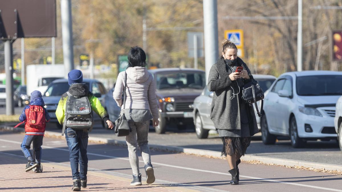 люди идут по улице в городе люди идут по улице в городе