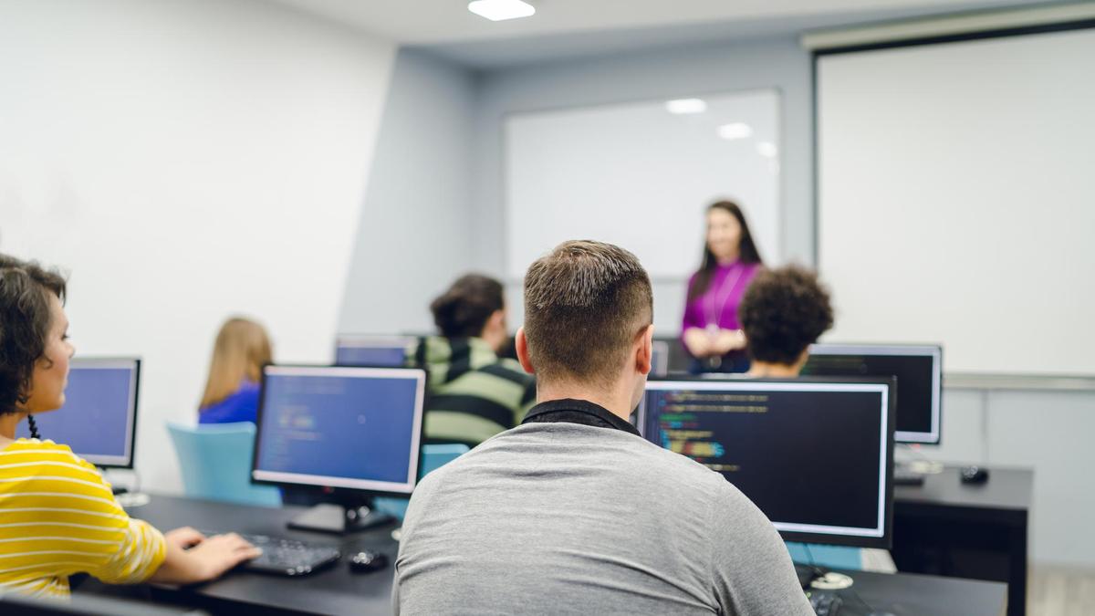 Студенты слушают преподавателя