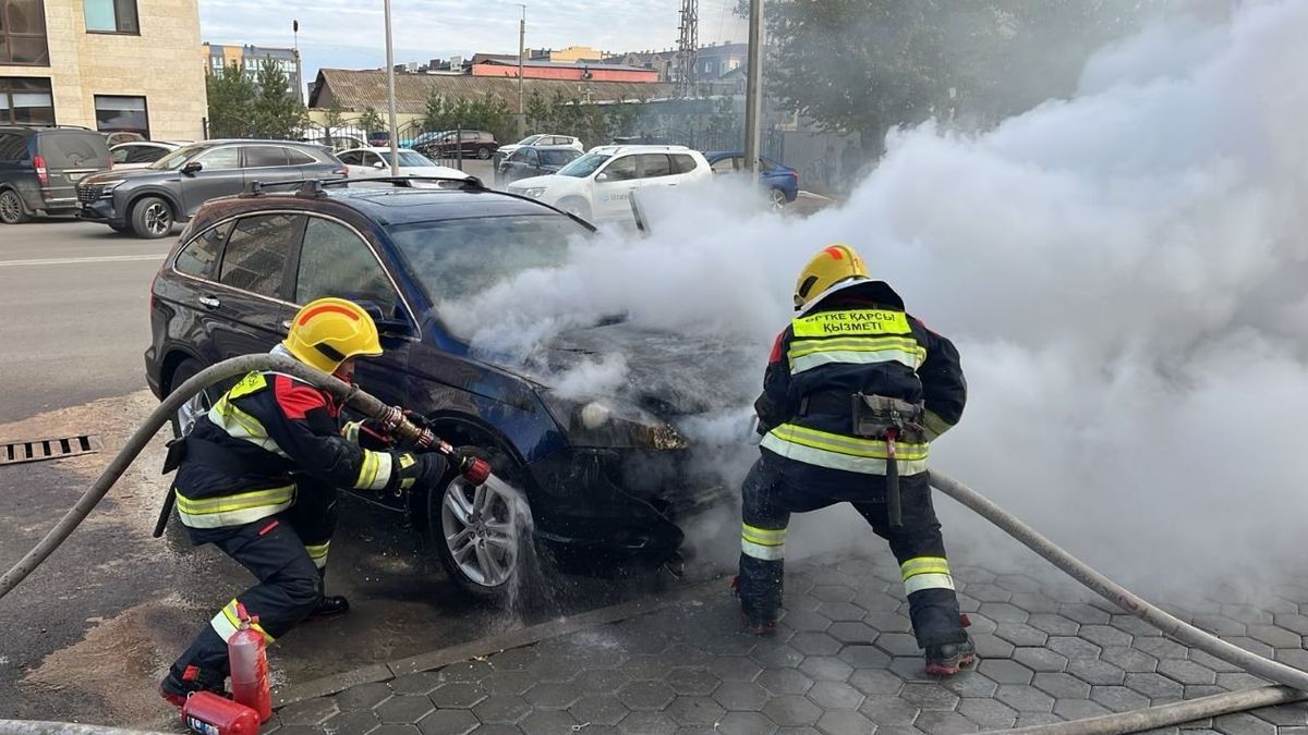 Пожарные тушат пожар