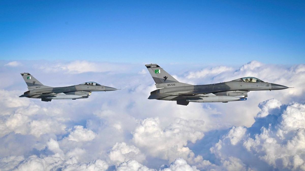 Истребители сопровождают борт Токаева