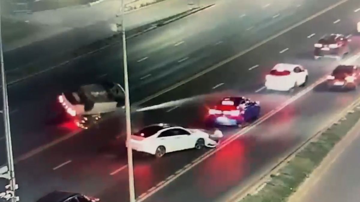 Неудачное перестроение закончилось аварией и опрокидыванием авто в Астане