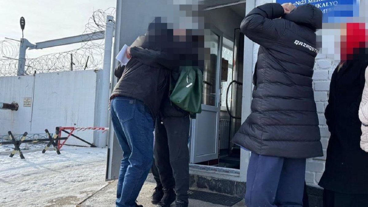 Отец встретил дочь