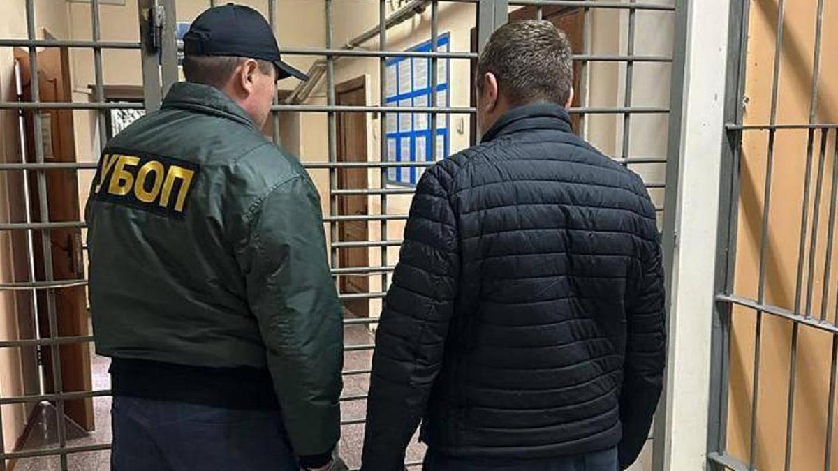 Задержанного ведут в камеру