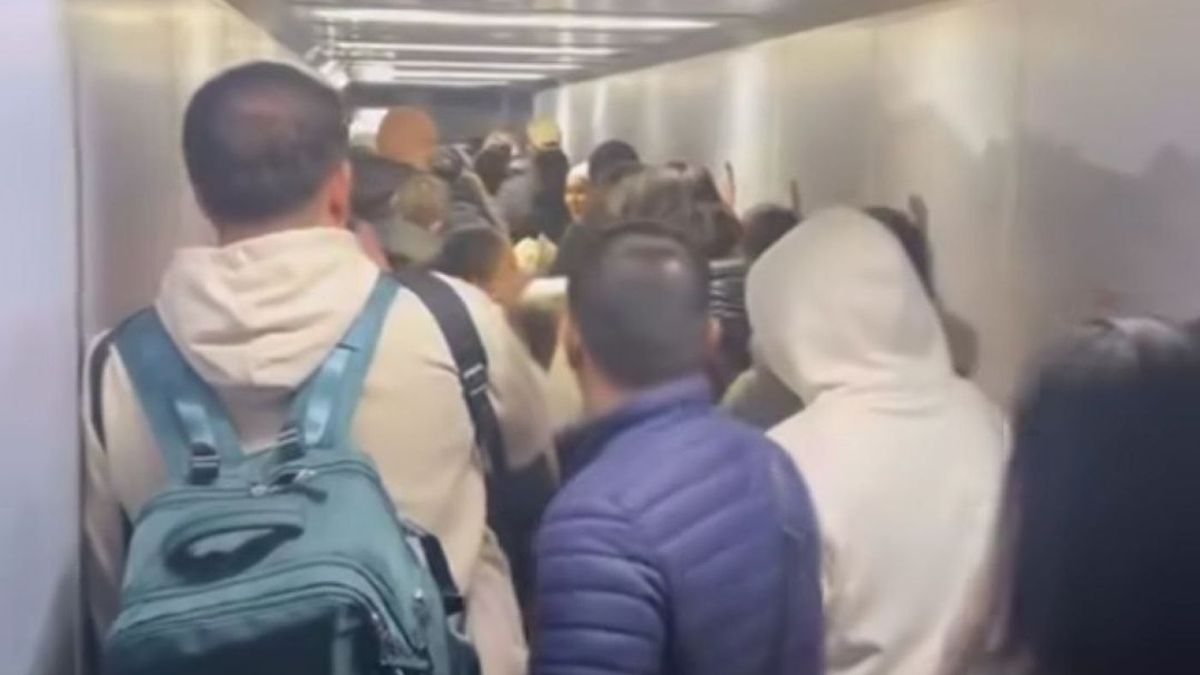 Пассажиры задержанного рейса