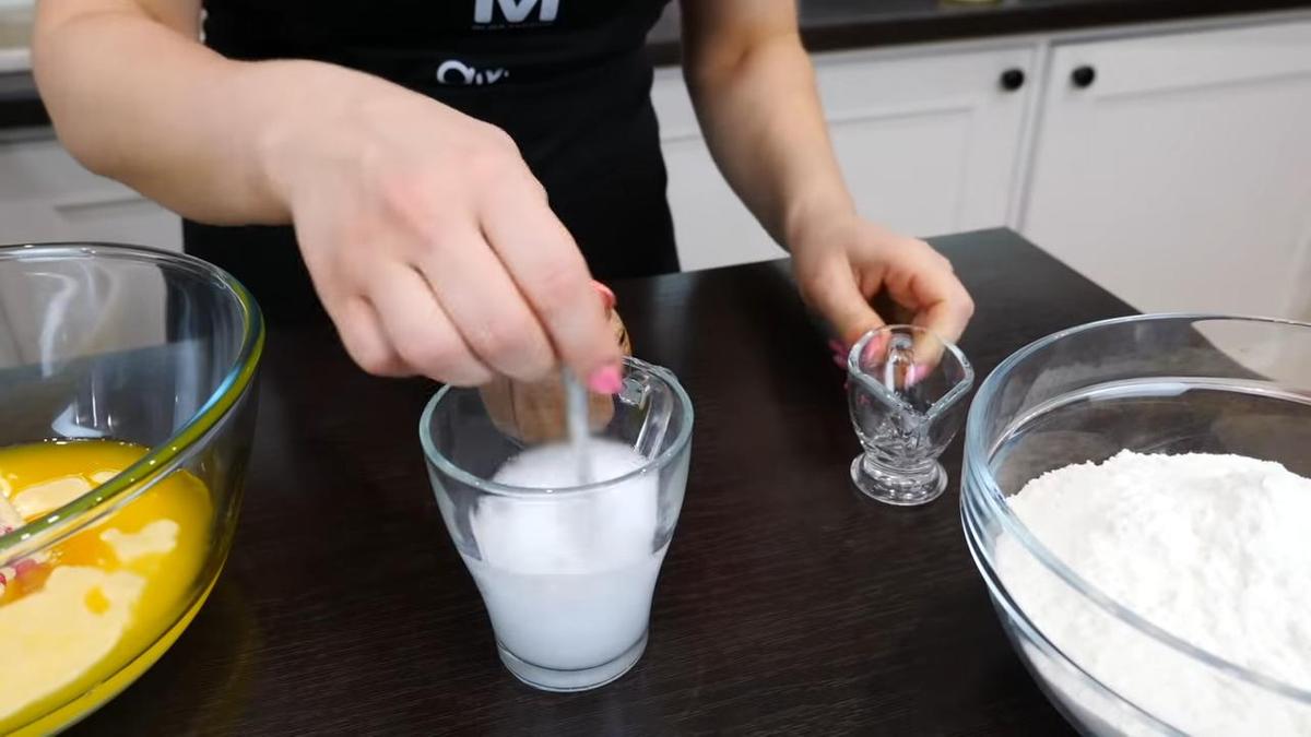 Гашение соды уксусом в кружке