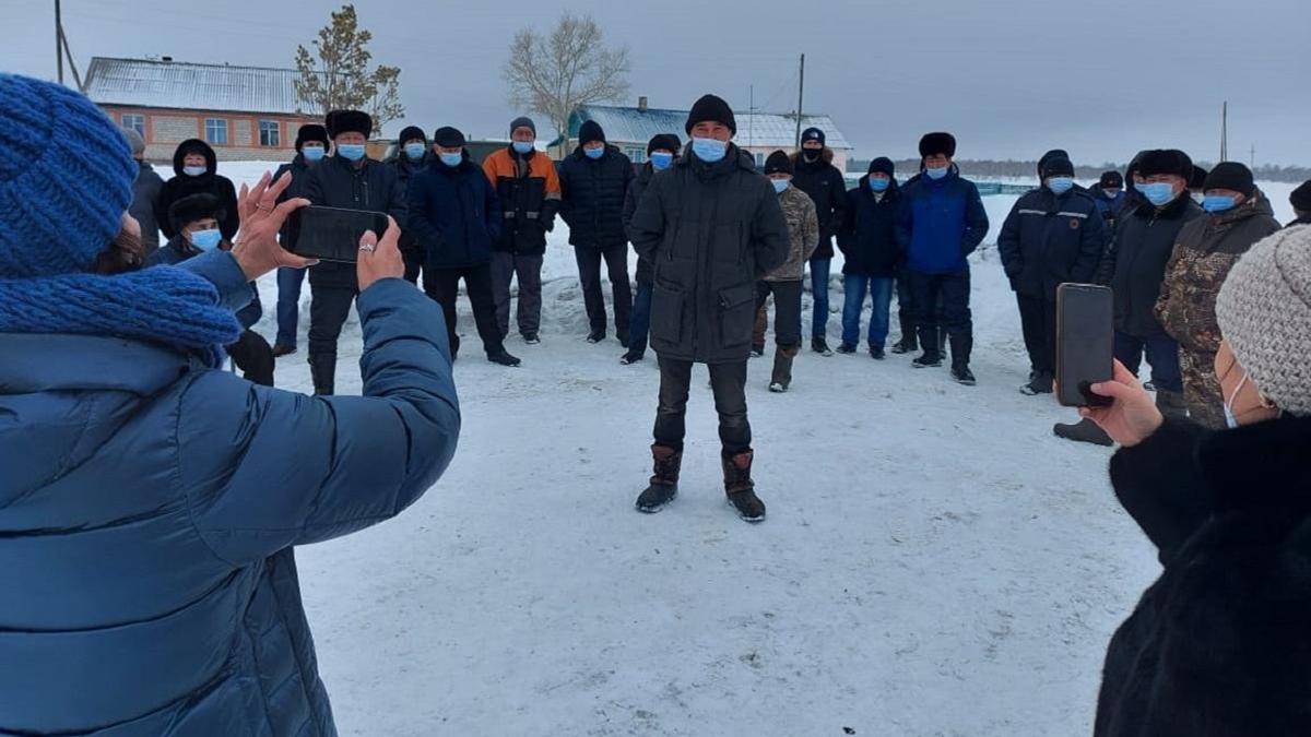 Сельчане собрались в Акмолинской области