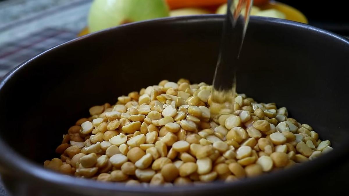 Горох заливают водой