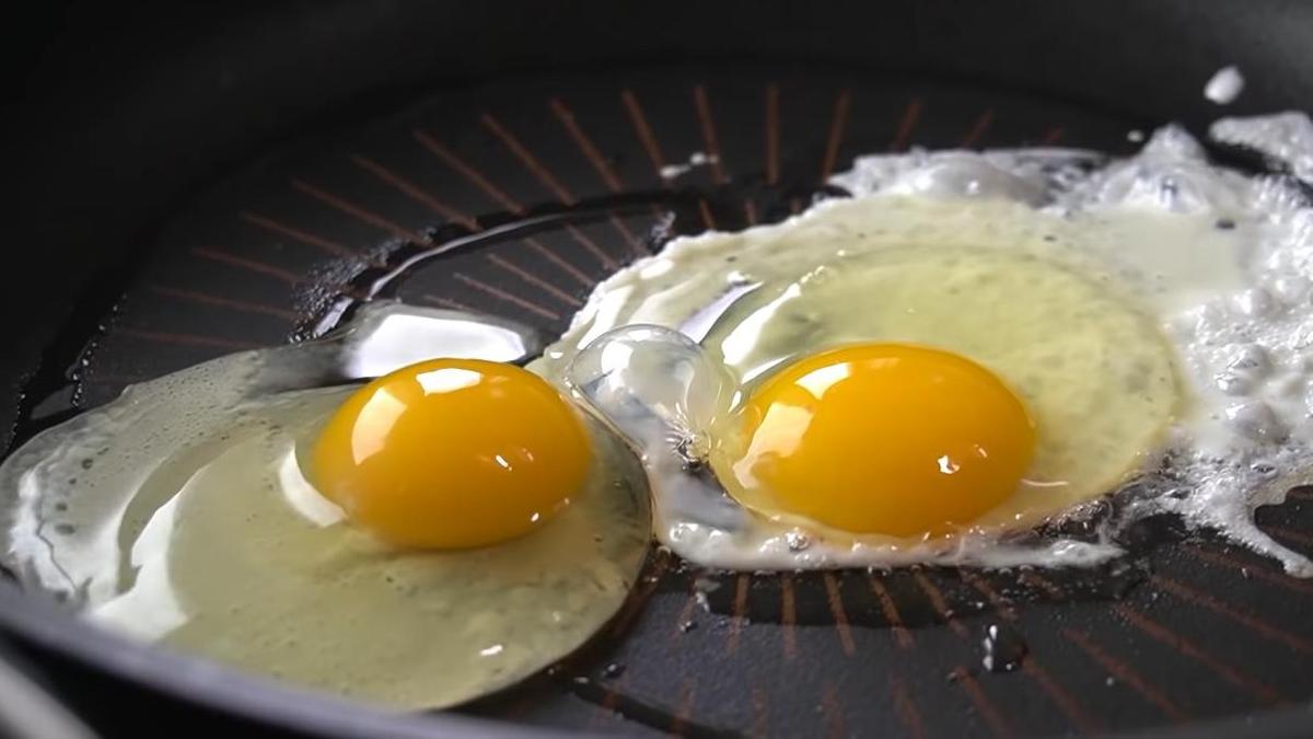 Яйца поджариваются