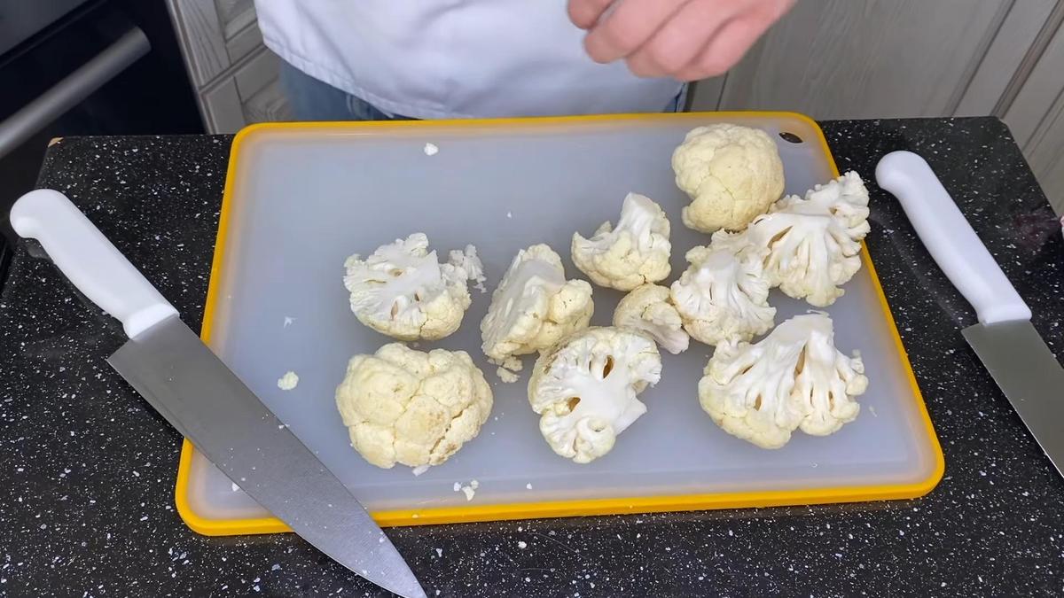 Капуста, разделенная на соцветия, на разделочной доске