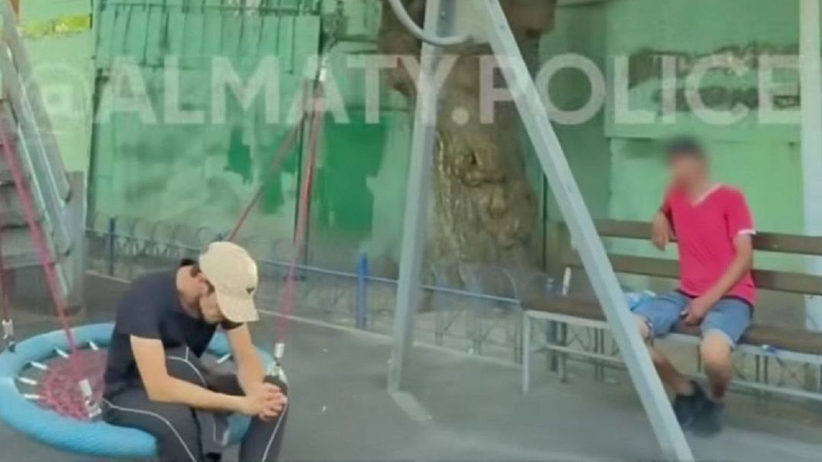 Двое мужчина на детской площадке