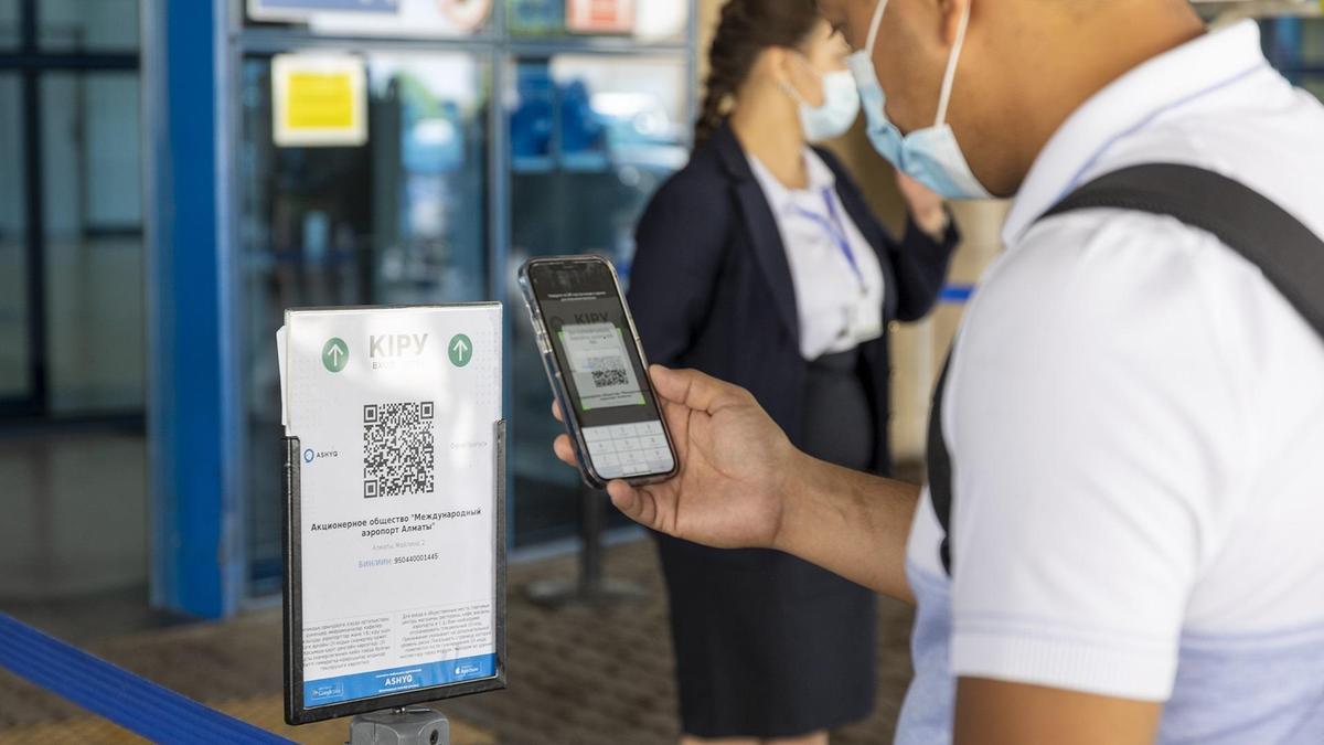 Мужчина сканирует QR-код