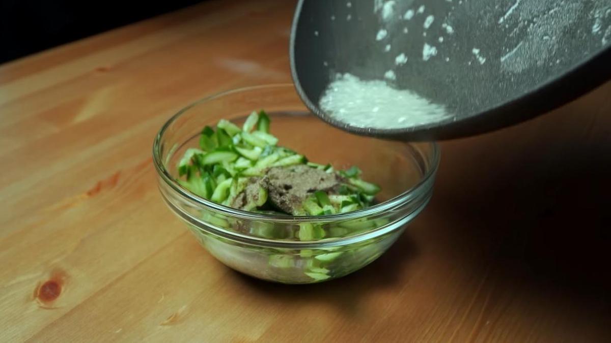 В огурцы наливают раскаленное масло с чесноком