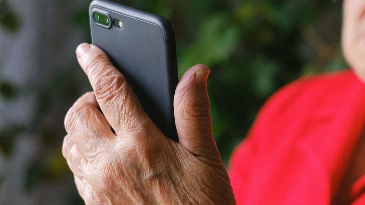 Пенсионерка с телефоном