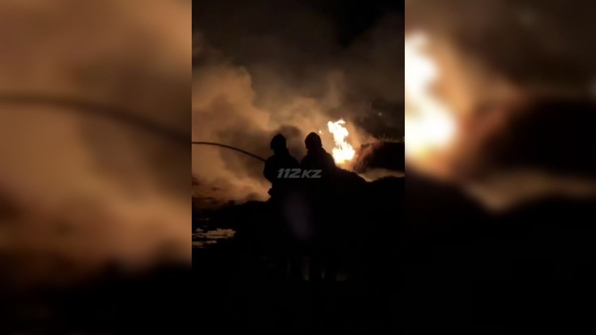 Пожарные тушат пожар