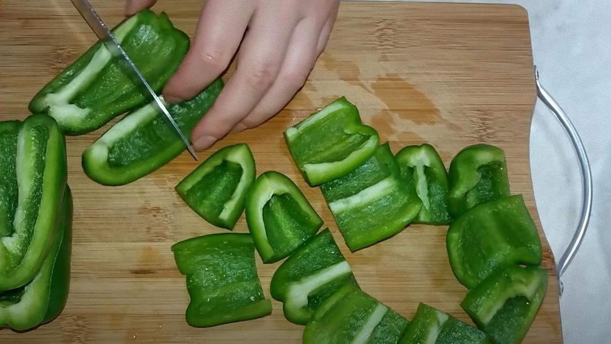 Сладкий перец нарезают квадратами