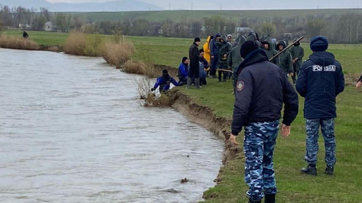 Полицейские и спасатели на берегу реки Арысь