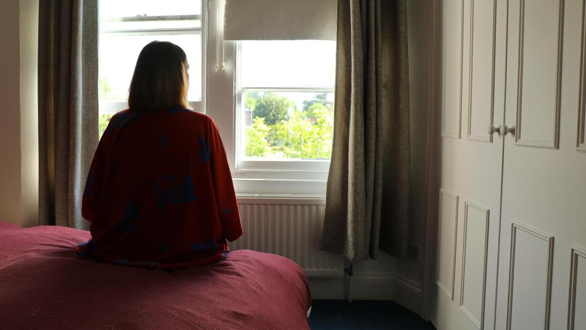 Женщина сидит на кровати