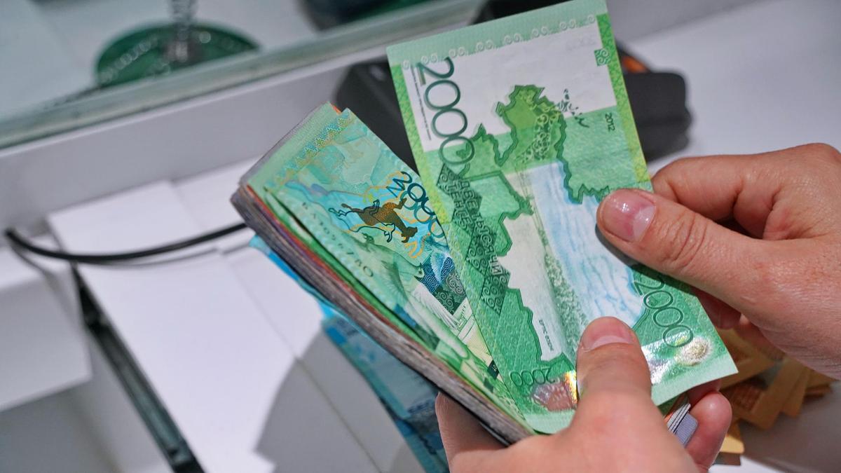 Ақша санап отырған адам