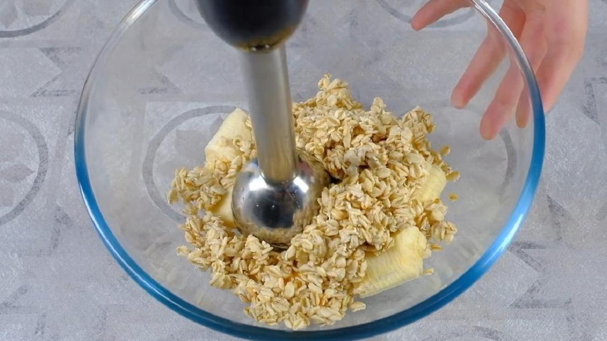 Измельчение хлопьев и бананов в однородную массу