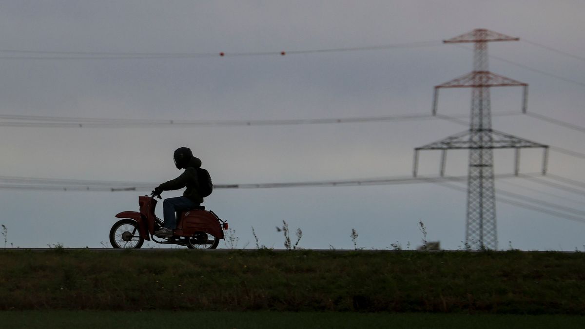 Человек за рулем мопеда