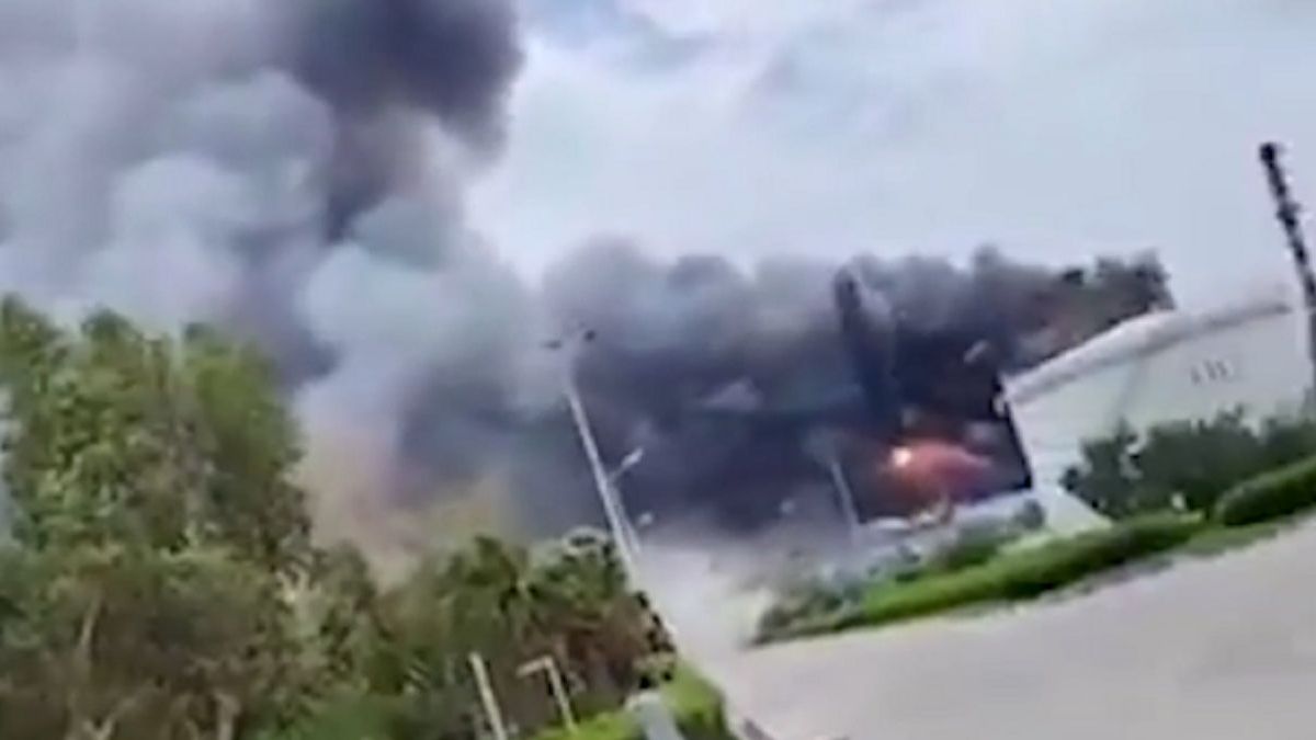 Столбы дыма после атаки на НПЗ в Иране