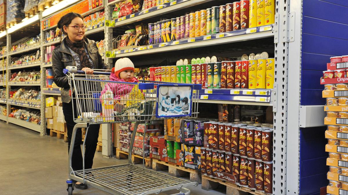 Женщина с ребенком в продуктовом магазине