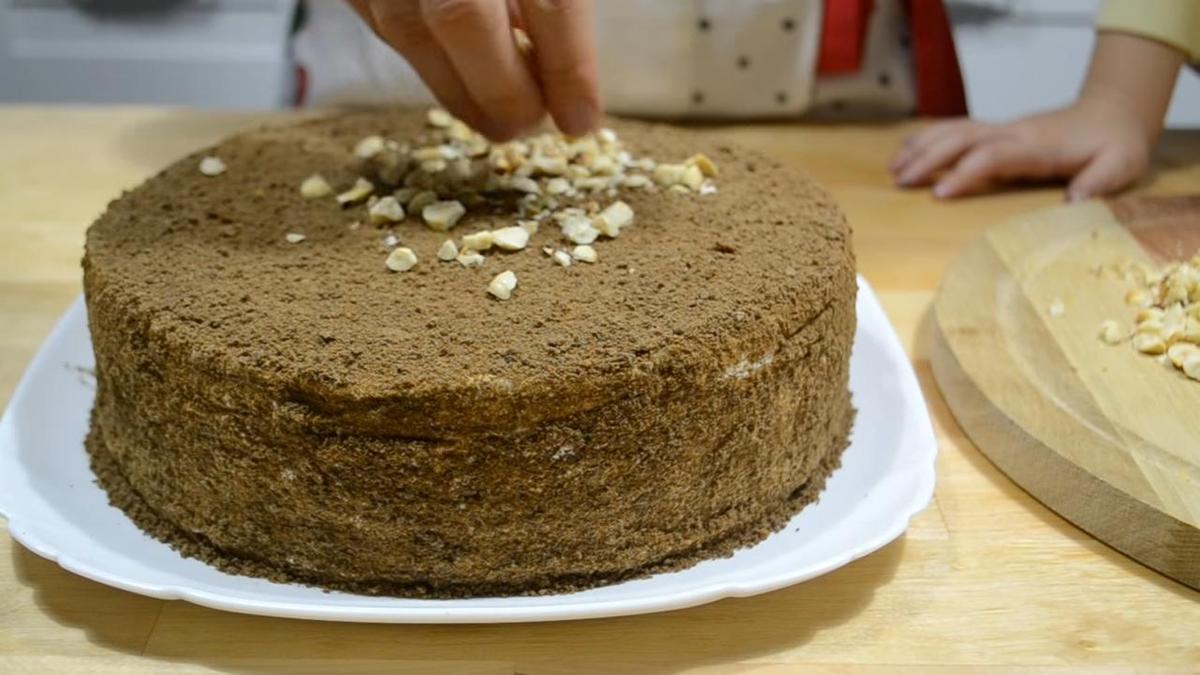 Декорирование торта измельченными орехами