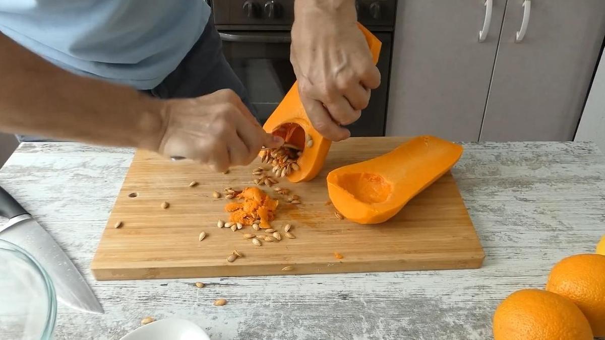 Семечки удаляются из тыквы ложкой