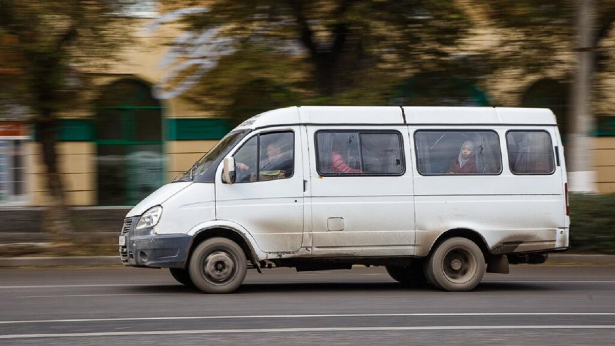 Маршрутка едет по дороге Маршрутка едет по дороге