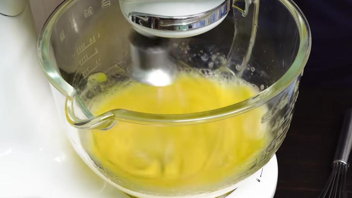 Яйца взбивают в стеклянной чаше