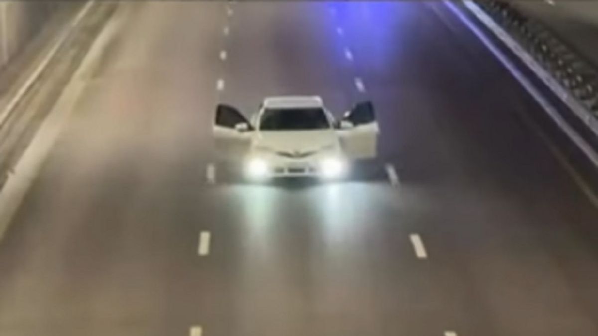 Автомобиль едет с открытыми дверями