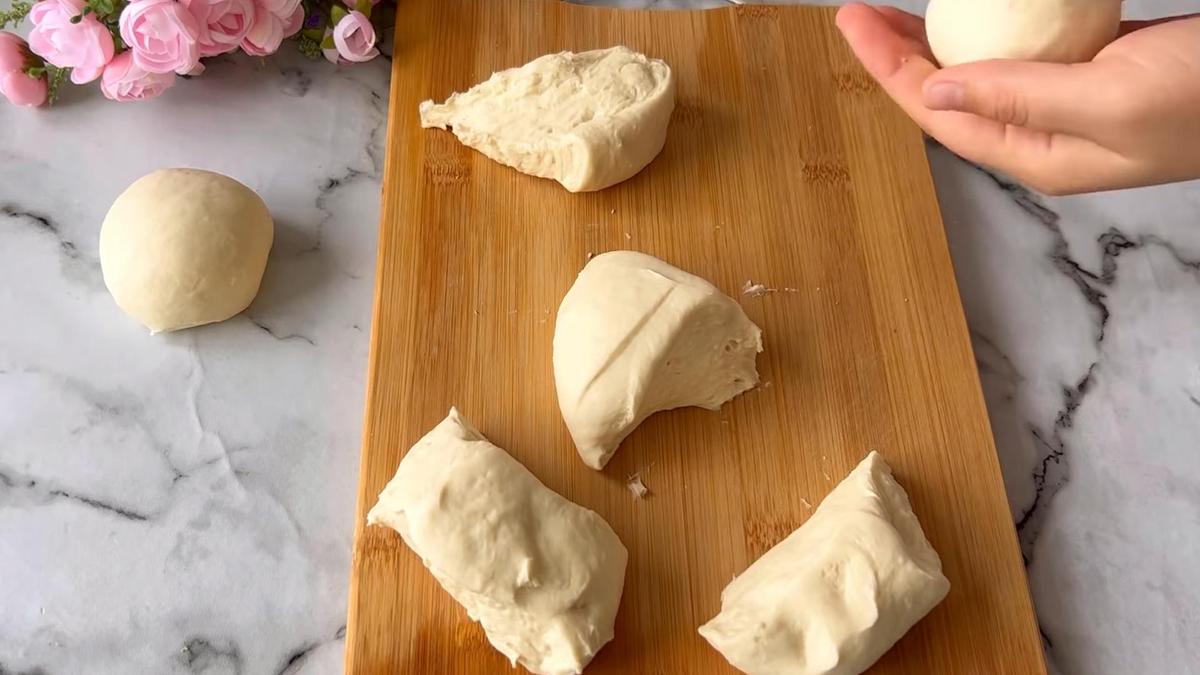 На разделочной доске тесто