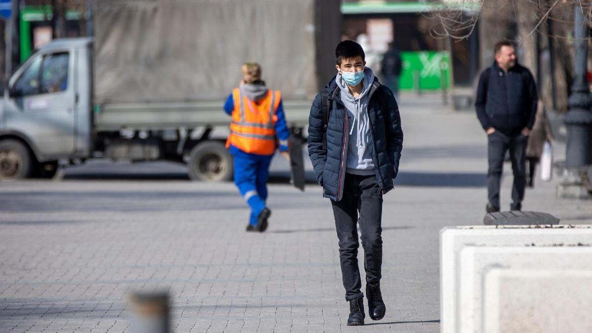 Парень в маске идет по улице