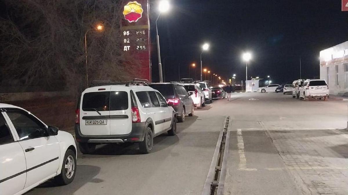 Ақтауда газға кезекте тұрған көліктер Ақтауда газға кезекте тұрған көліктер