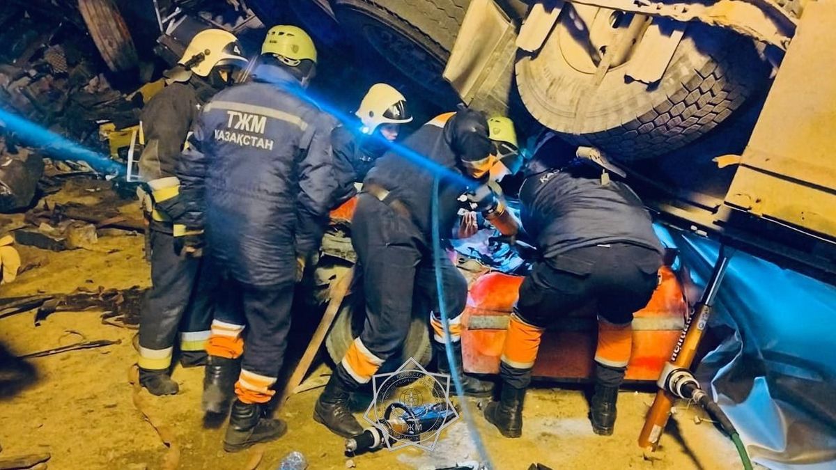 Человека зажало в машине в результате массового ДТП на трассе в Жетiсу