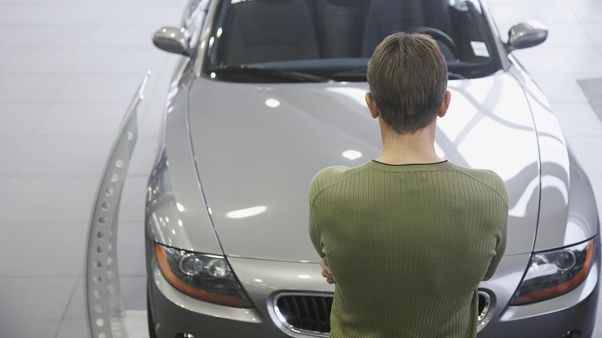 Мужчина выбирает автомобиль Мужчина выбирает автомобиль