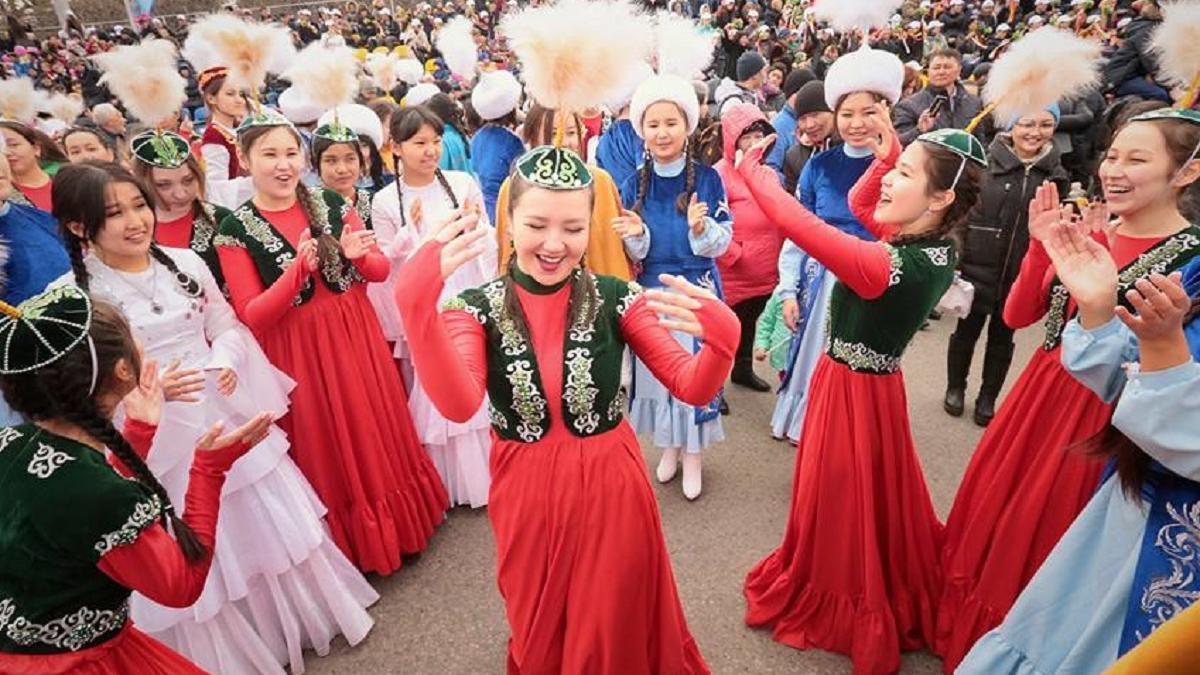 Девушки танцуют в казахских национальных нарядах