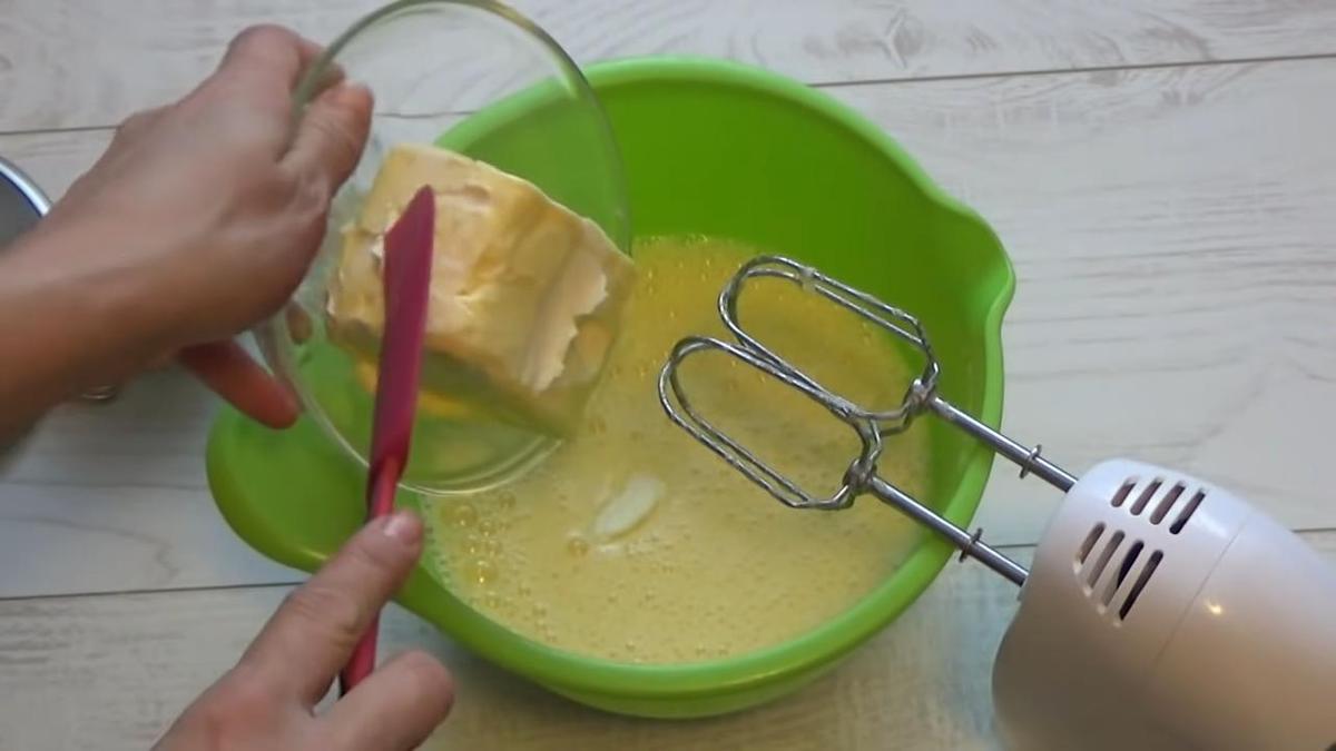 Сливочное масло перекладывают в чашу миксера