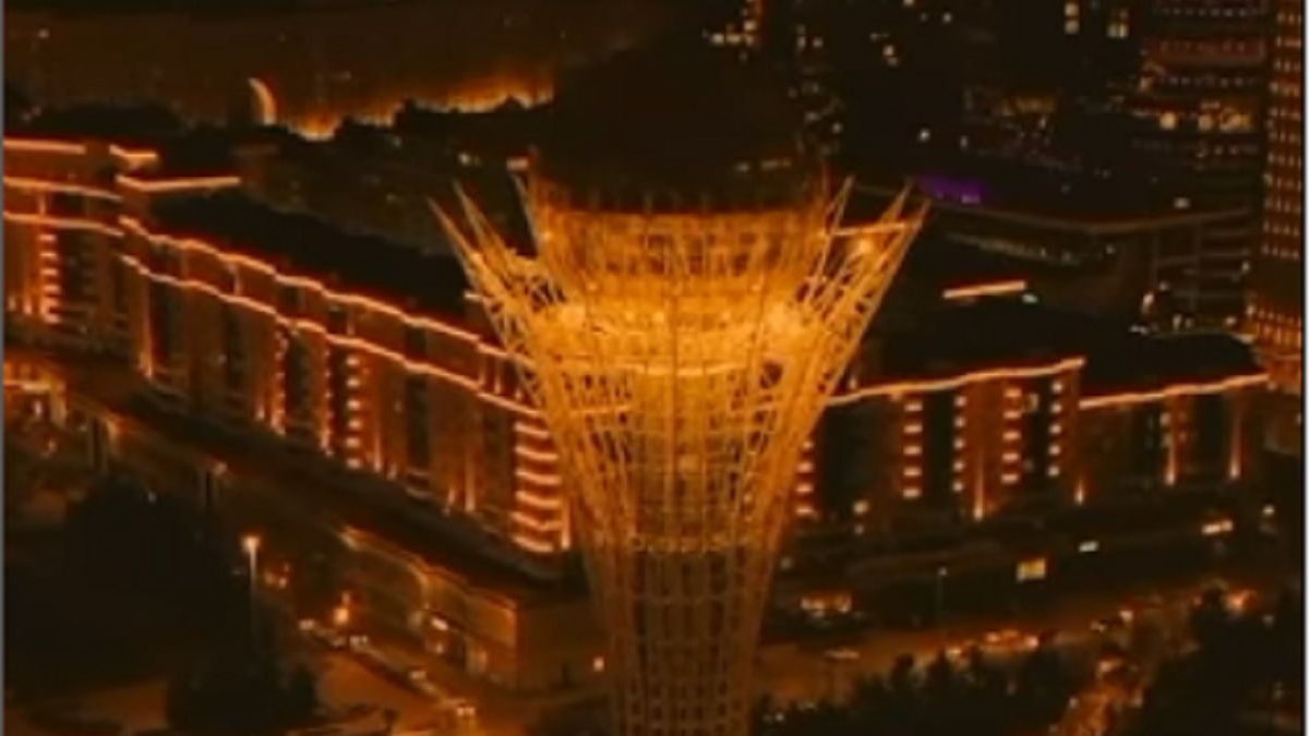 "Байтерек" светит оранжевым цветом