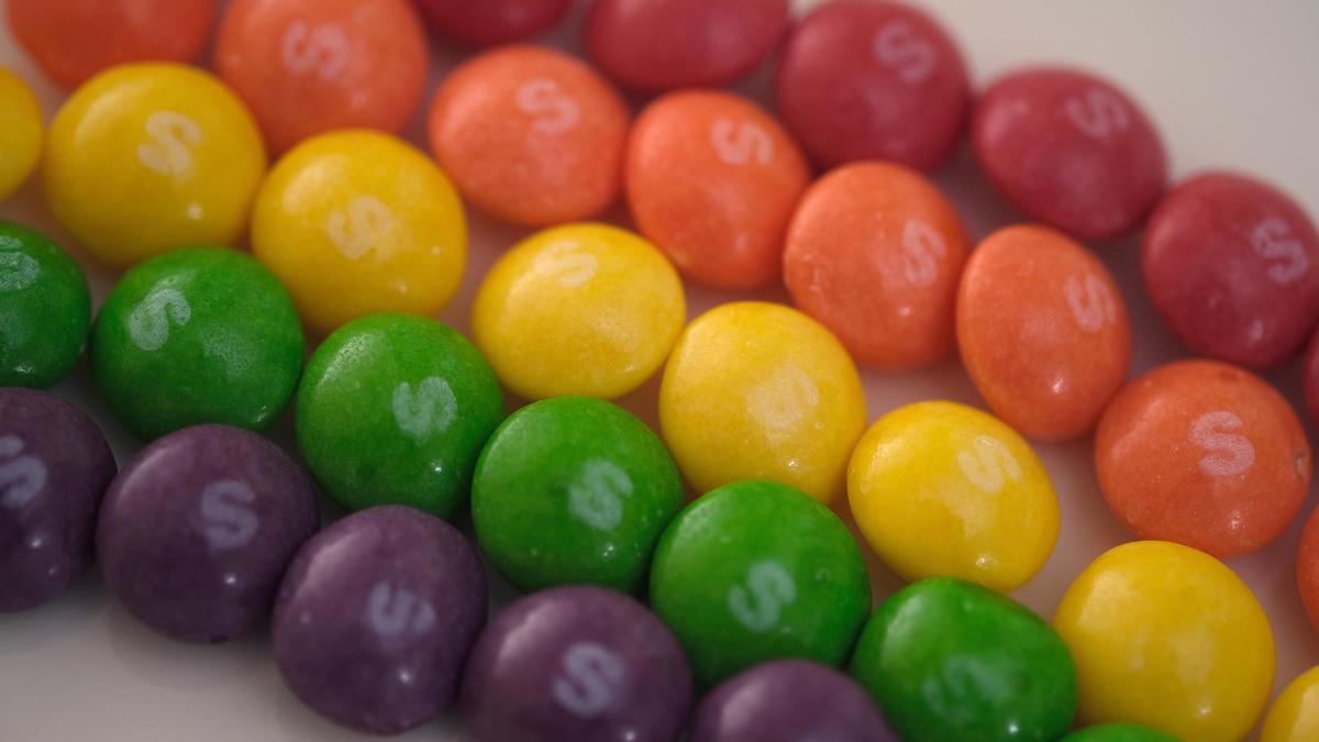 Конфеты Skittles лежат на столе