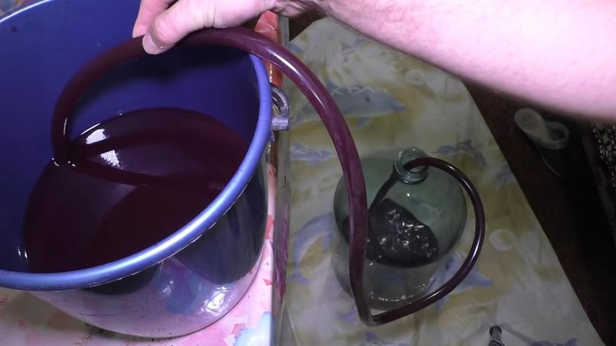 Вино переливается через шланг