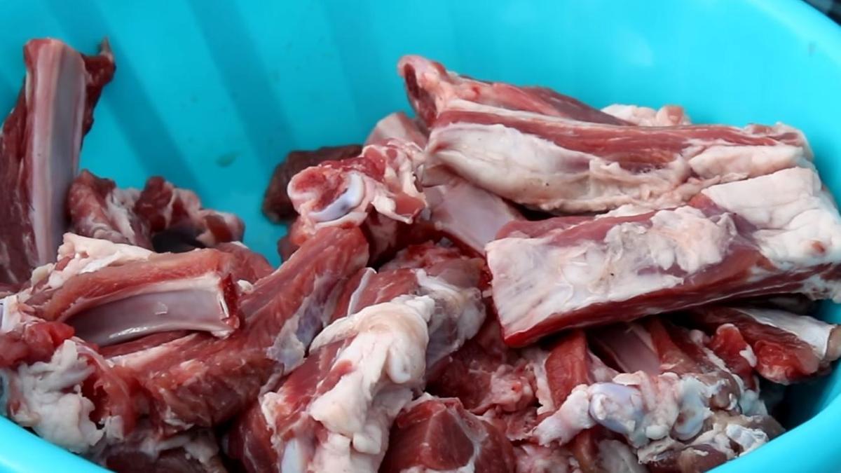 Разделите ребра и нарубите их на небольшие куски